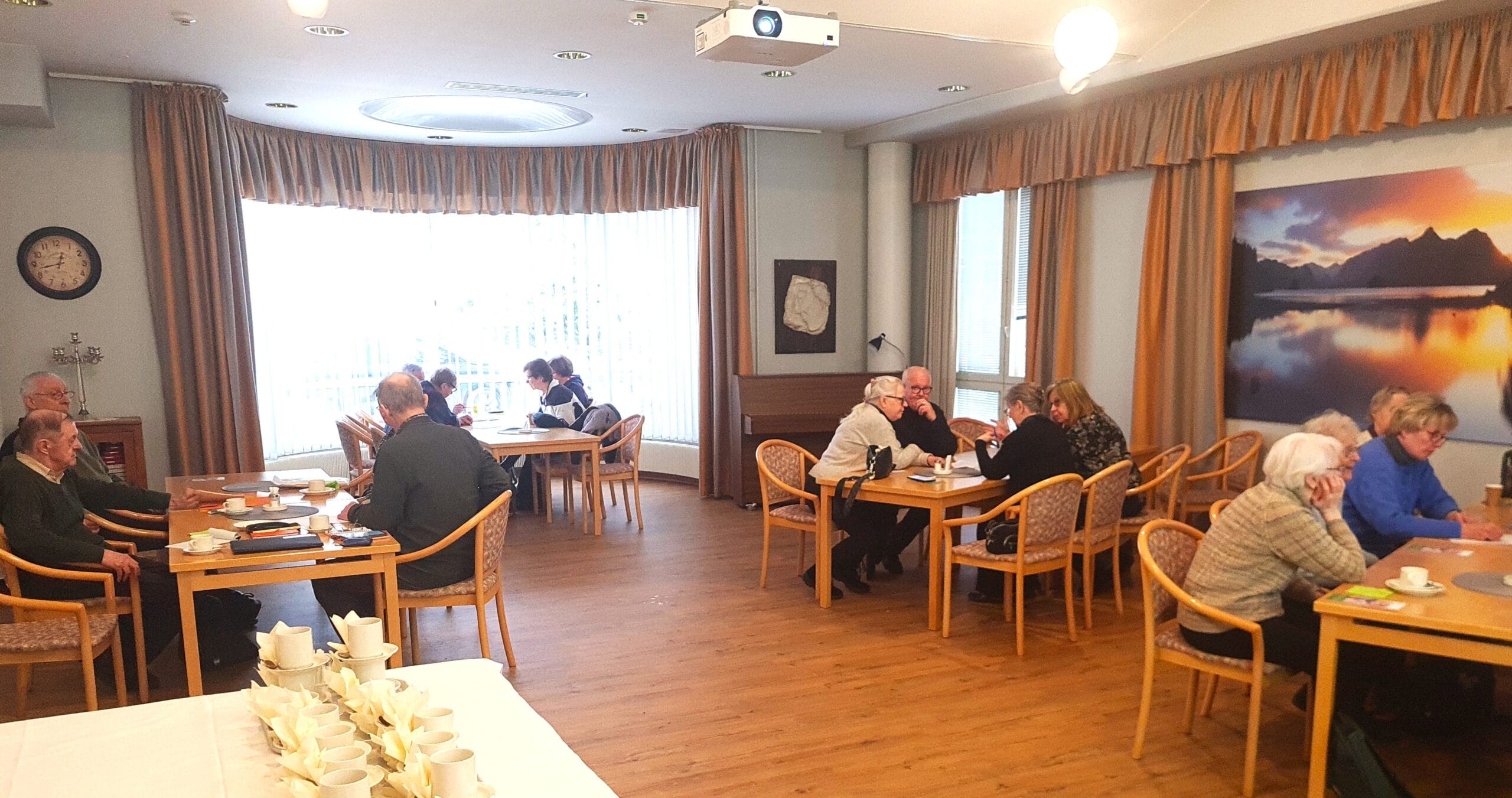 Ryhmissä pohtiminen tuotti paljon ideoita, joista työstetään uusia toimintamuotoja – tai ainakin vivahteita entisiin.