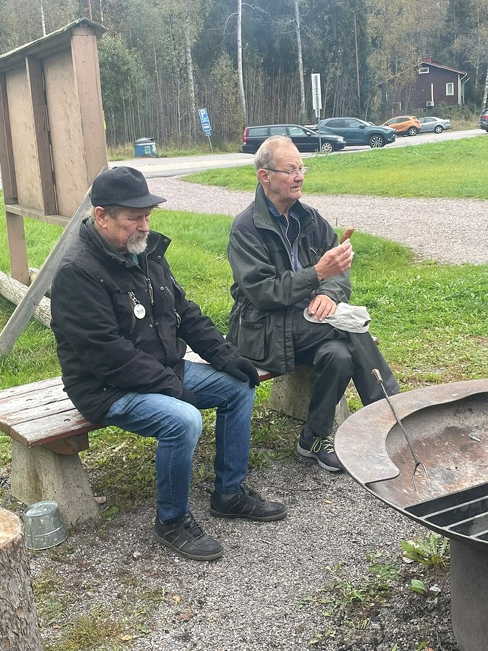 Kalle ja Jouni makkaranpaistossa